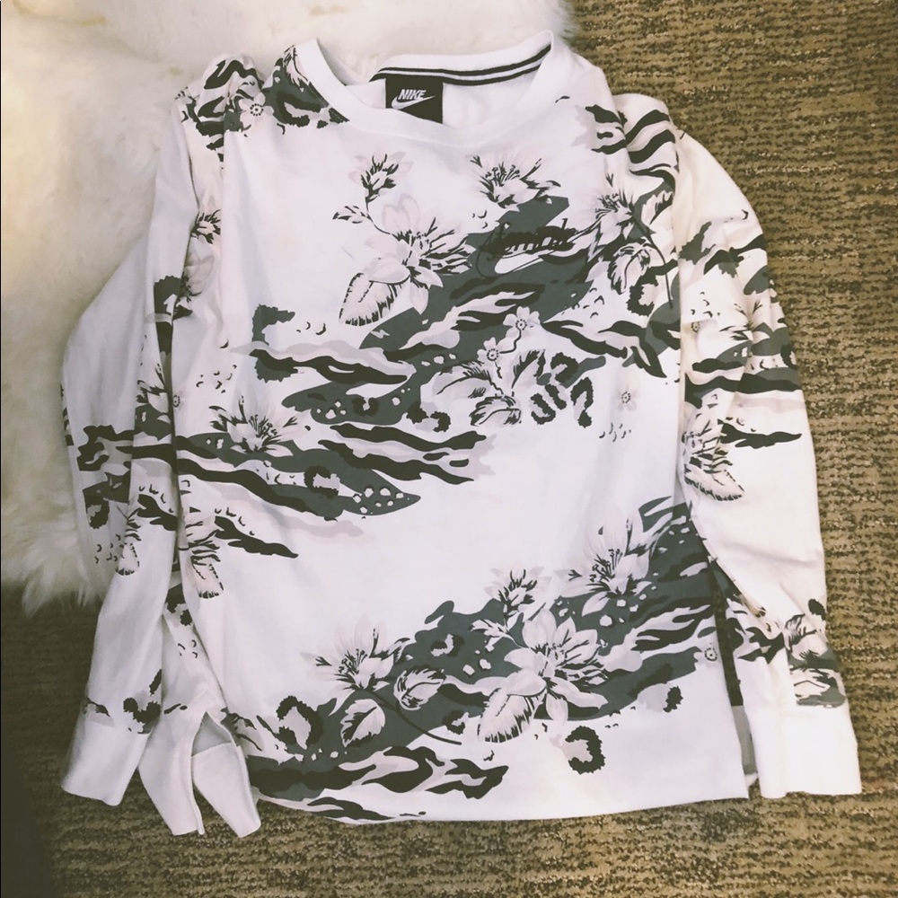 Nike Long Sleeved Patterned Tee - image 1